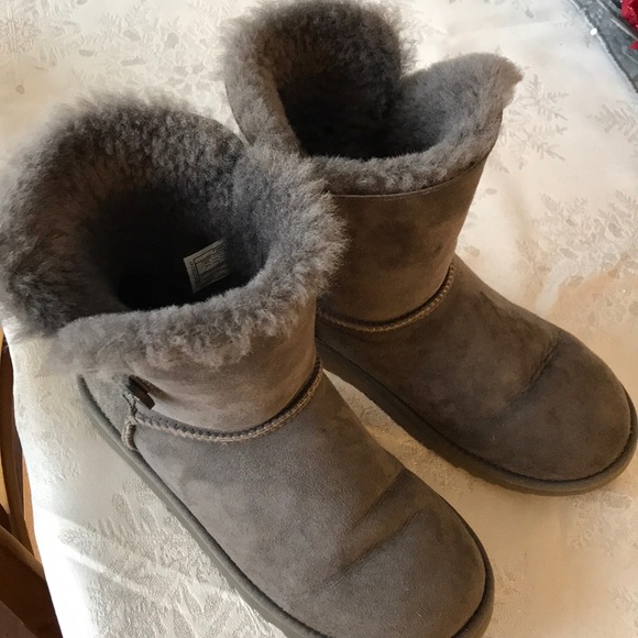 UGGS - Picture 2 of 8